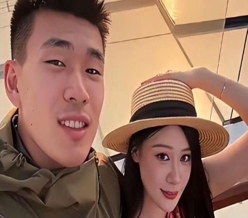 如今回歸上海申花的他，已順利入選國足名單，未婚妻身份不一般