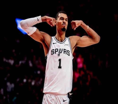 文班27+11+4斷+7帽創歷史第1神跡，馬刺逆轉開拓者！福克斯暴走