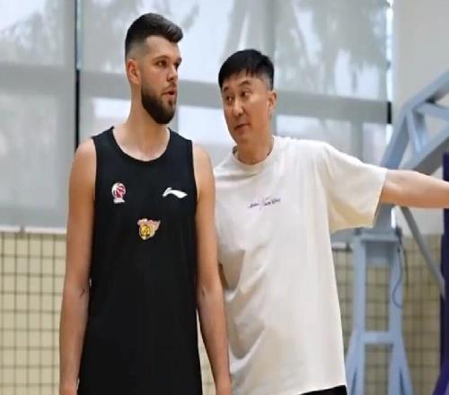 廣東男籃積極備戰，杜鋒指導拉科塞維奇，徐杰胡明軒狀態出色