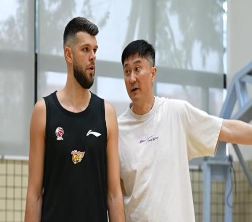 廣東備戰(zhàn)G1！杜鋒單獨(dú)指導(dǎo)拉科，徐杰胡明軒進(jìn)三分，外援狀態(tài)不錯(cuò)