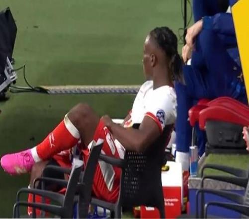 輕松愜意，揚迪奧曼德被換下后沒坐替補席而坐在椅子上觀戰(zhàn)