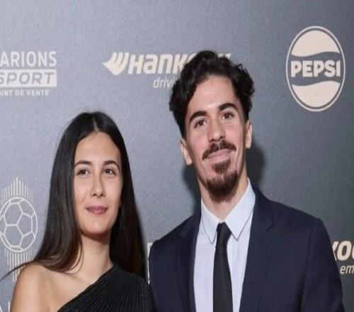 維蒂尼亞接受采訪時拿出手機：老婆打電話，我在這磨蹭很久了