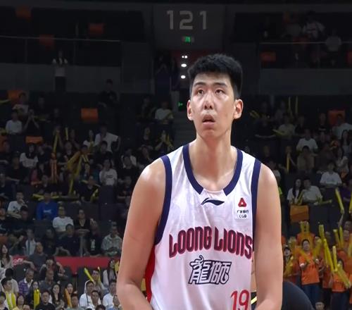 厲害！2米26徐昕，一個人完勝廣東隊3大內線