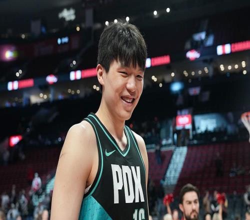 楊瀚森NBA新秀賽季表現(xiàn)：共得到95分66籃板，單場最高得到9分