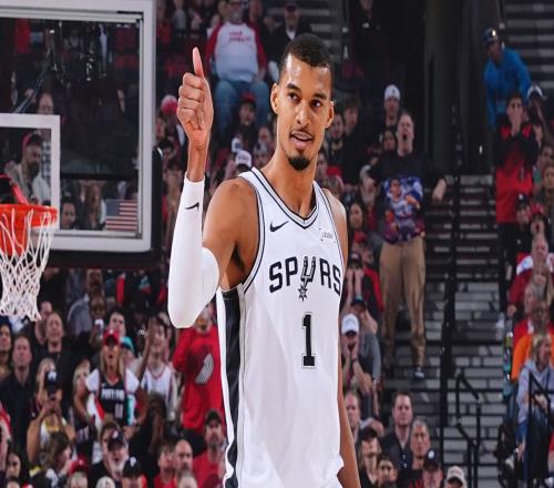 文班17+14+6帽創(chuàng)兩神跡，馬刺淘汰開拓者！楊瀚森0分，福克斯立功