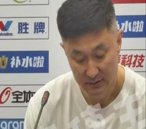 不管球隊死活，外線胡扔一頓，賽后遭杜鋒暗批，球迷：他就是毒瘤