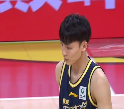 下賽季加盟廣東隊CBA“空間型內線”打成大腿，將被多隊瘋搶！