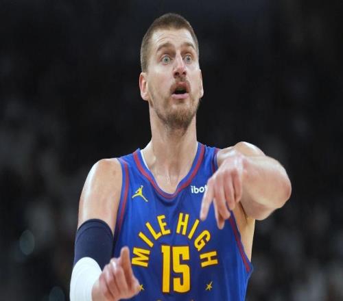 約基奇被推倒后，一個"反派"成了和事佬