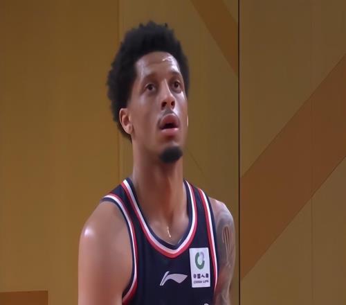 廣東21分狂勝?gòu)V州總分扳成11！胡明軒21+6+4徐昕4帽提前投降