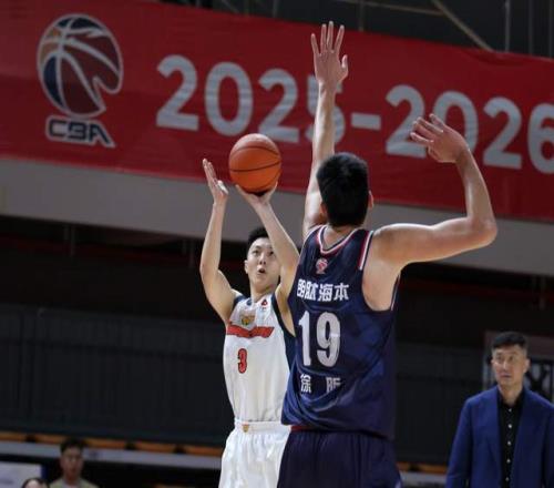 廣東大勝收獲兩大利好！內(nèi)外雙核狂砍45+18挑大梁，杜鋒盼來救星