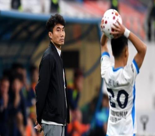 【中超】鄭智被罰下！山東泰山1比1扳平青島西海岸