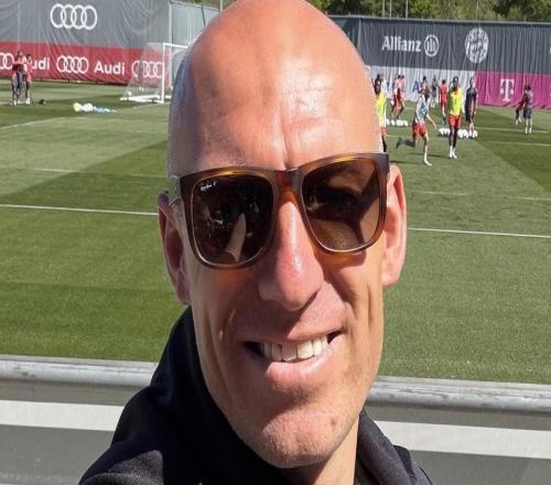 看看是誰來了！對陣海登海姆賽前，羅本造訪拜仁訓練場