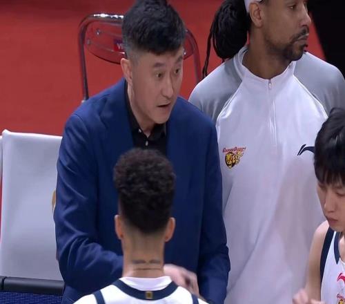 廣東男籃勝廣州，三大改變明顯，球員評分：胡明軒9.7分杜鋒4.3分