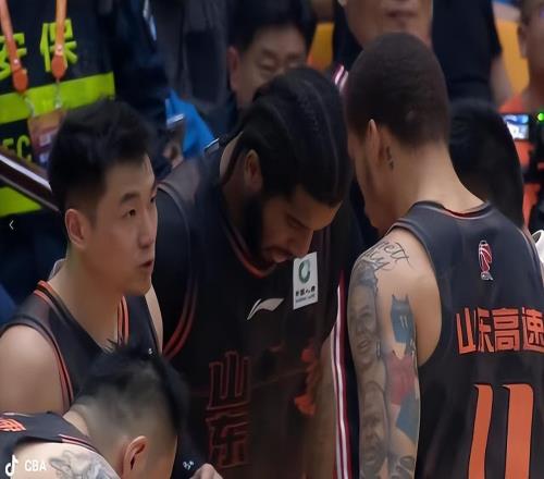 山東男籃大勝遼寧晉級八強，高詩巖11+8+8陳林堅18分，趙繼偉低迷