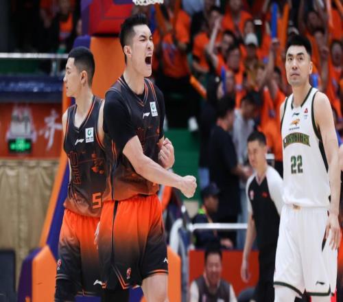 楊鳴傷感道歉！CBA12進8關鍵戰：遼籃慘敗山東，21年老將動情退役