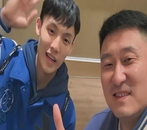 廣東3消息！徐杰為杜鋒發聲，杜鋒曬照與徐昕握手，薩姆納傷情