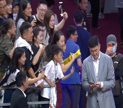 溫馨！胡明軒雙手摸徐昕的頭，杜鋒與廣東隊球迷打成一片