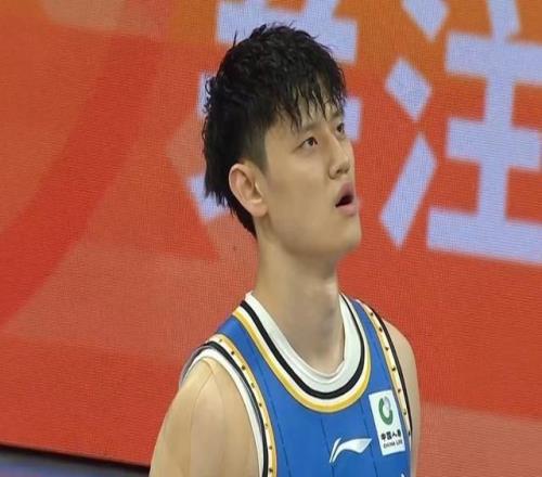 打廣東狀態(tài)神勇！曾凡博三分7中5轟23分末節(jié)關(guān)鍵三分殺死比賽懸念