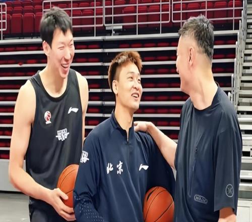 趙睿7+2！周琦5+9，麥基6+1+3，胡明軒2+2,徐杰11+1,京粵打成平手