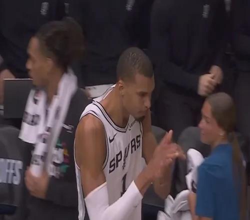 肘擊里德！文班亞馬慘遭驅逐，NBA生涯首次，老實人真被逼急了！