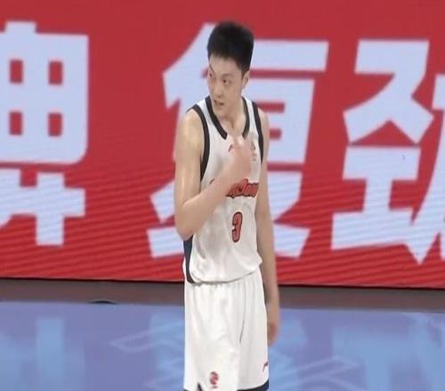 季后賽判若兩人！胡明軒場均14.2分4.2助三分球命中率48.6%