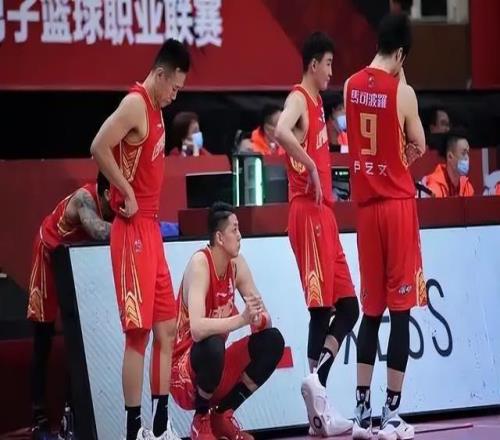 CBA四強輪廓初現(xiàn)，胡金秋17+11定乾坤，內(nèi)線為王的時代又回來了