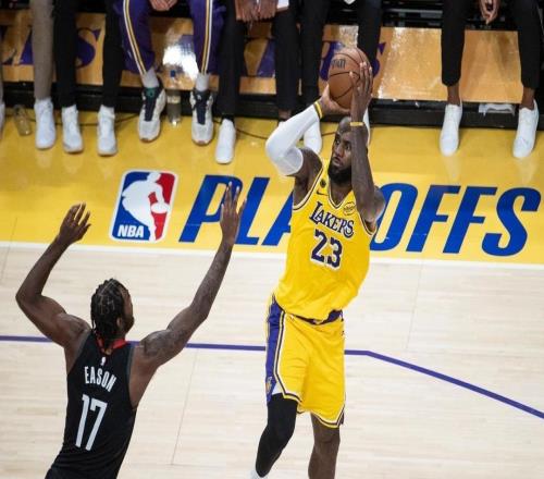 季后賽湖人遭雷霆橫掃出局，41歲的老詹今夏何去何從