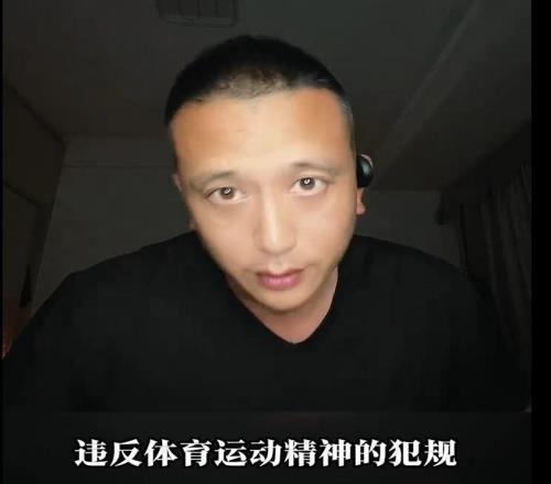 惡漢外援兩次撒野！險(xiǎn)些廢了大秋俊龍，專家怒斥：漏判了一個(gè)違體