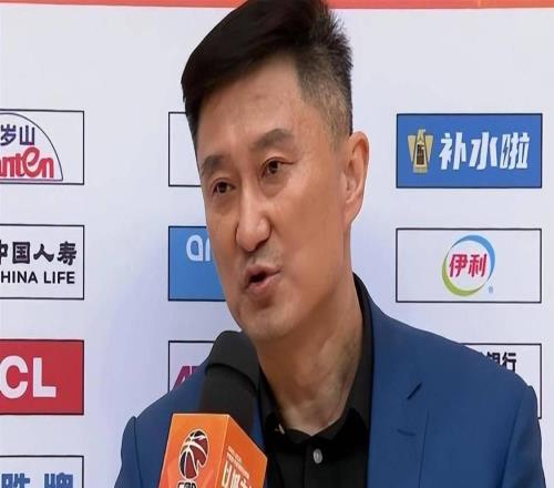 岳父是體育總局主任，岳母是國家隊教練，如今他勝任廣東籃協(xié)會長