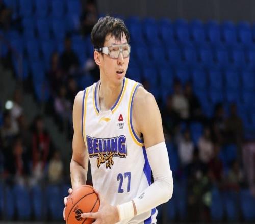上海半場領先北京12分：周琦僅2分洛夫頓12分阿隆德斯14分
