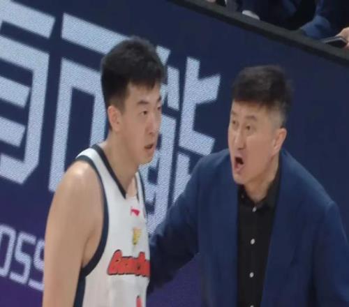 廣東首發中鋒離隊，場均僅5.4分3.2籃板，卻是杜鋒最信賴的內線