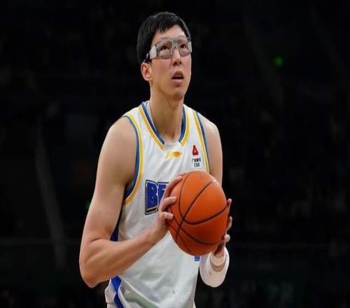 全場唯一兩雙！周琦夠硬氣，獨砍11+10，碾壓王哲林，許利民放心