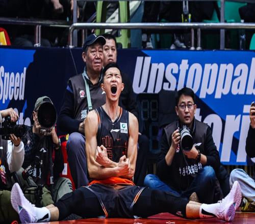 杜鋒愛徒續約無憂！合同3年起步，三分不輸胡明軒，被郭士強棄用