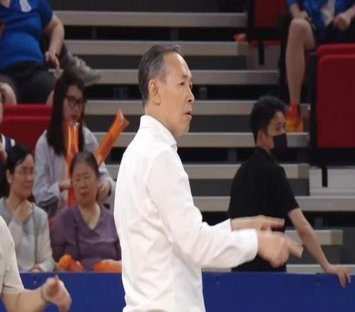558！上海男籃輸?shù)谜娌辉S利民用一招掀翻強敵，楊鳴一針見血