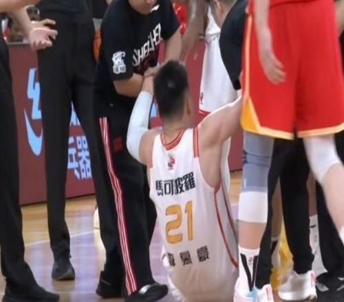 深圳男籃再遭打擊：首發李慕豪崴腳傷退僅登場不到6分鐘得2分