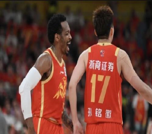 媒體人：廣廈攻防兩端都太穩了，深圳人員短缺卻足夠頑強