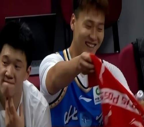 又犯渾了北京男籃慘敗，趙睿笑逐顏開遭質疑，他卻點贊抨擊言論