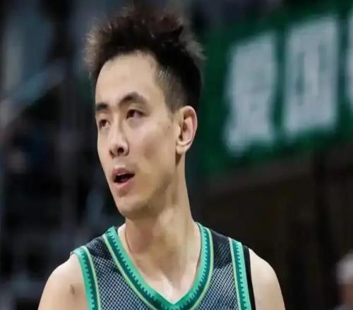 京滬大戰排面拉滿！郭士強攜手兩位指導觀戰，趙繼偉坐旁邊！