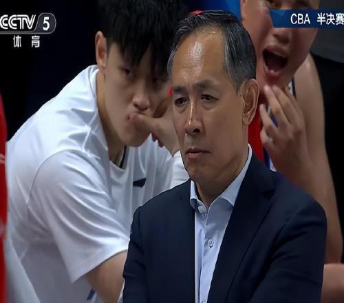 北京球迷看臺痛哭！CBA騎士讓許利民火出圈媒體人：白花那么多錢