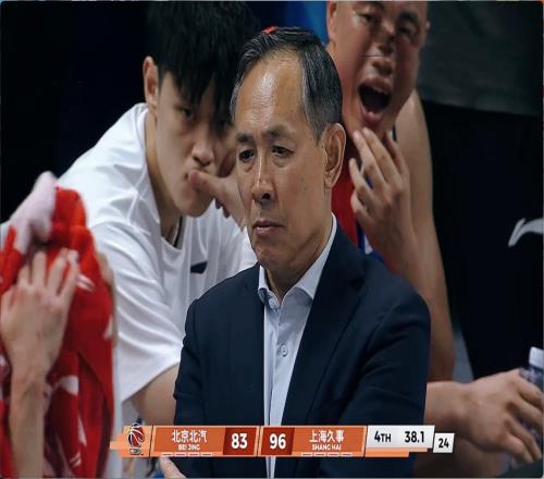 中場發生什么！北京男籃單節潰敗出局，球迷動容痛哭：許利民下課