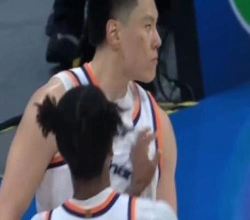 炸裂的第三節(jié)！CBA“京滬大戰(zhàn)”,上海男籃單節(jié)從落后16分到反超12分