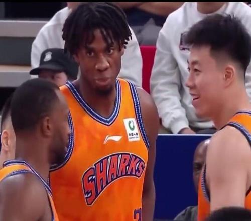 張鎮麟4+3古德溫5分,弗格0分,趙睿2+1,麥基9+2,北京領先上海16分