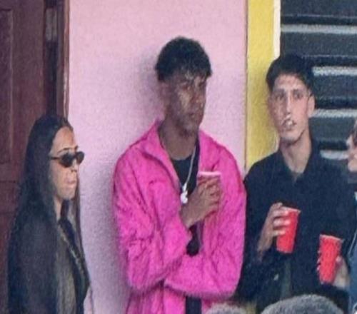 世體：巴薩一線隊眾多球員周五觀看了BadBunny的演唱會