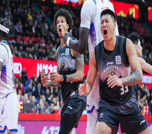 杜鋒愛徒續約穩了！30歲還能打，場均6分4.6籃板，3年主力沒白當