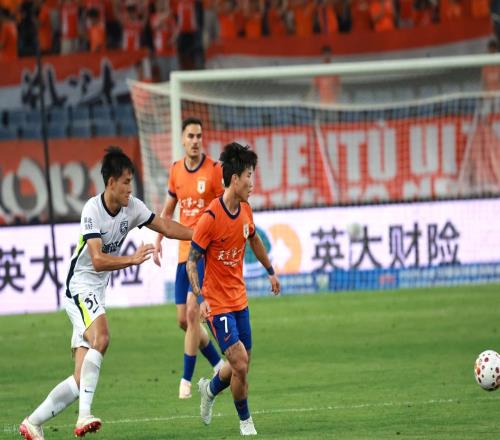 泰山三將入選最佳陣容,魯漢大戰(zhàn)爭(zhēng)議點(diǎn)球,克雷桑孤掌難鳴太委屈