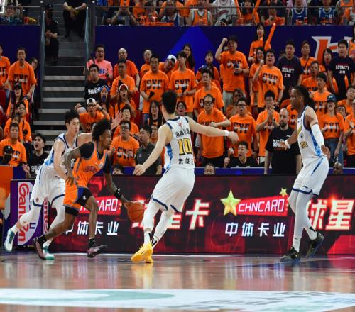 CBA：上海男籃拒絕逆轉占先機！王哲林砍10分7板，孫銘徽0分