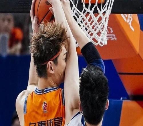 銘記場面等了24年的勝利！上海男籃總決賽首戰告捷，更燃的是這個男人