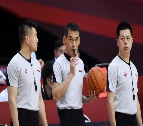 CBA總決賽G2戰又變了中日巴三國裁判聯手吹罰：中國裁判再登場