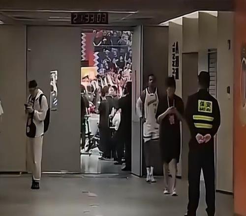 CBA生涯之夜成背景板！廣廈外援布朗在球員通道飛踢鐵板泄憤