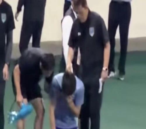 23歲中甲前鋒被紅牌罰下！球隊(duì)?wèi)K遭絕平下跪向球迷道歉失聲痛哭